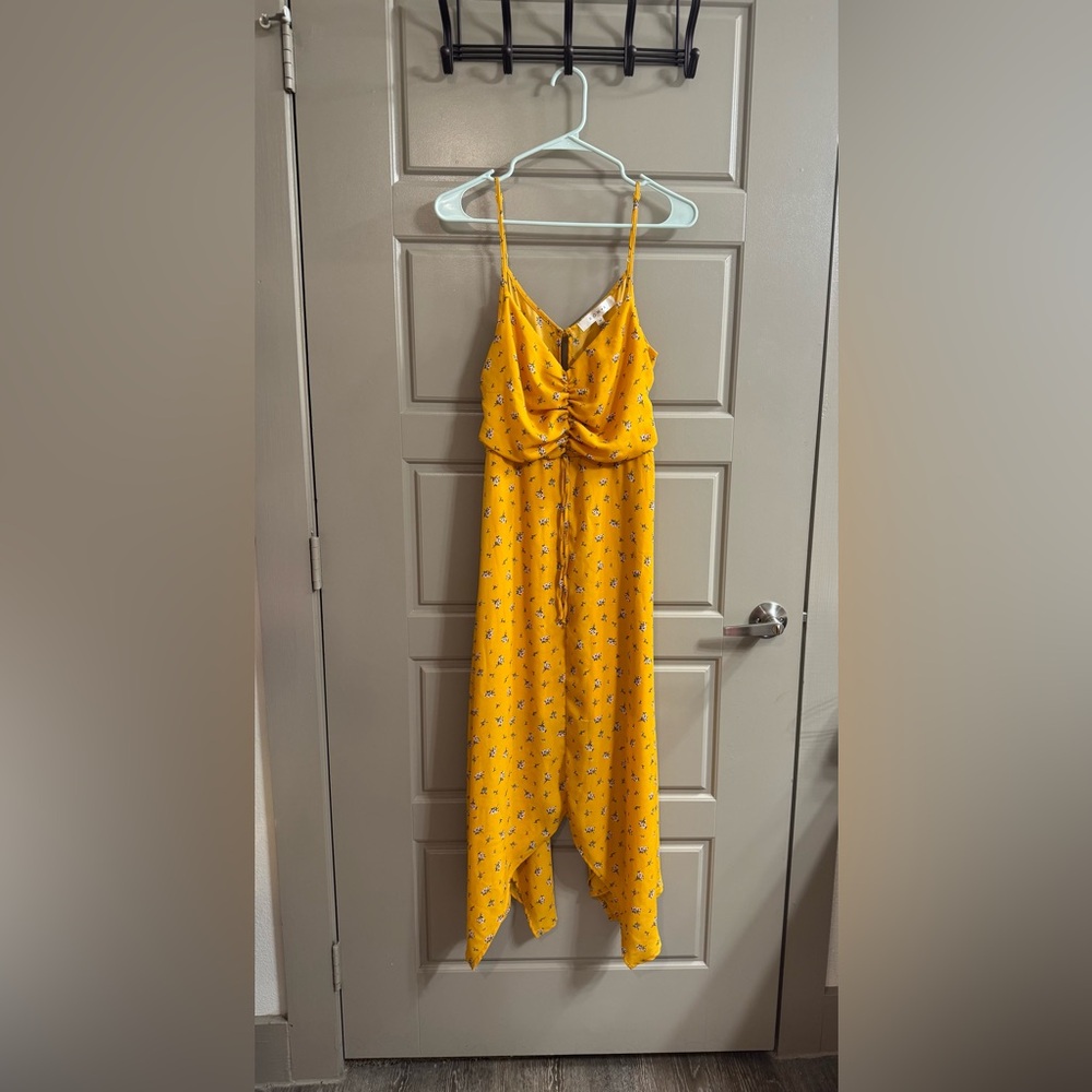 Row 🖤 A Yellow Floral Dress